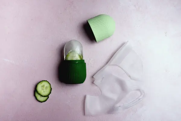 Mascarilla y rodajas de pepino (foto ilustrativa)
