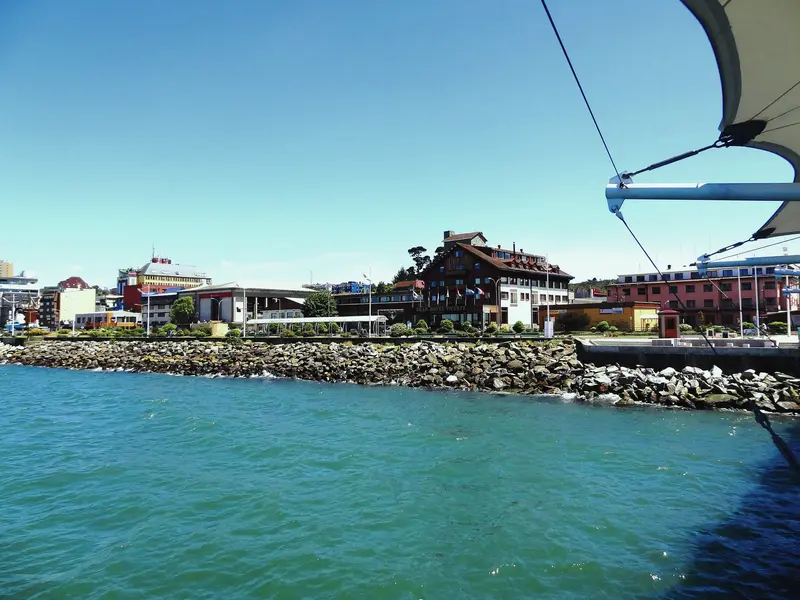 Bahía de Puerto Montt con agua turquesa (foto ilustrativa)