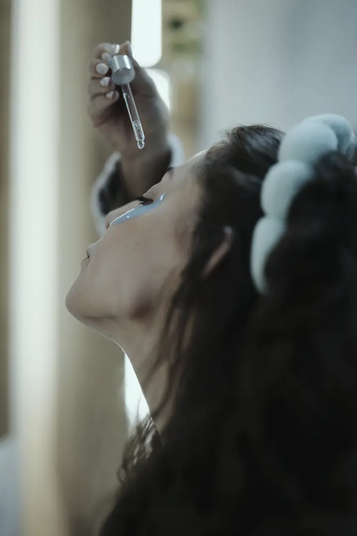 Mujer aplicándose sérum con gotario (foto ilustrativa)